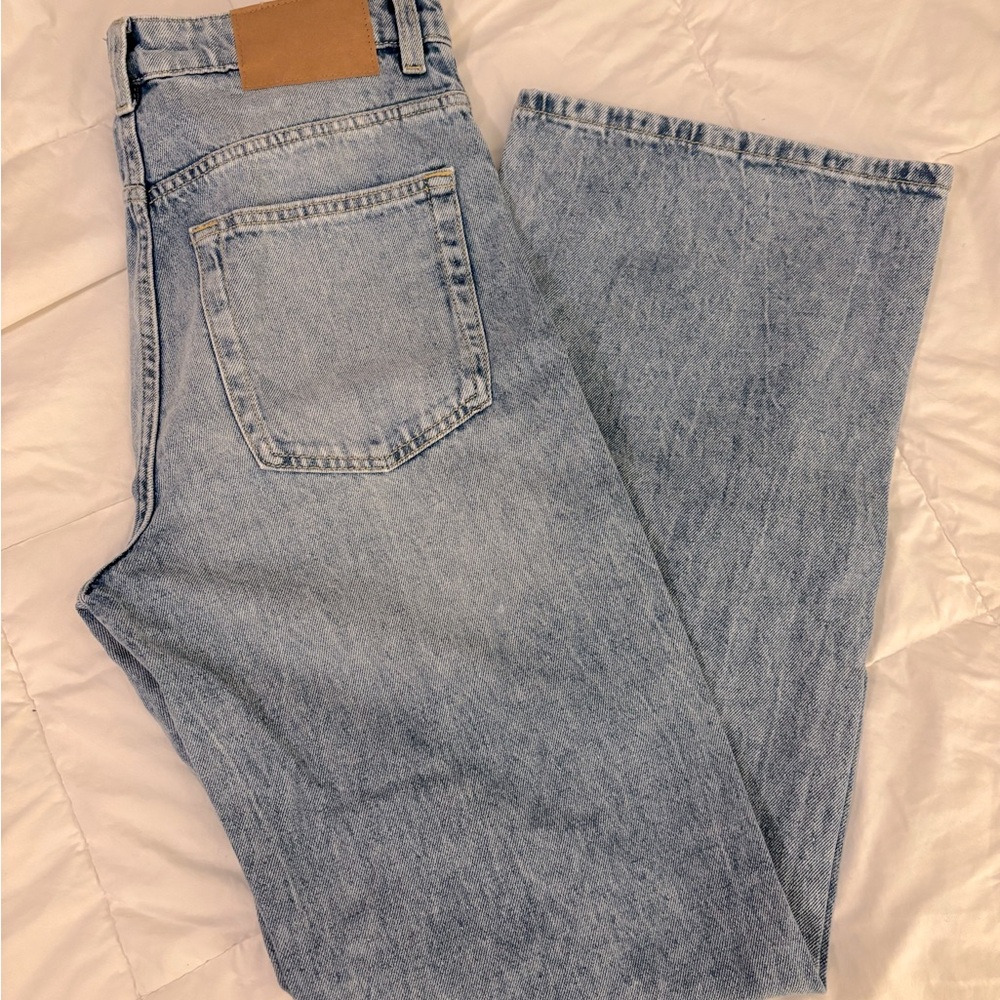 H&M high rise wide leg Jean. Light wash. Size 4.  NWT